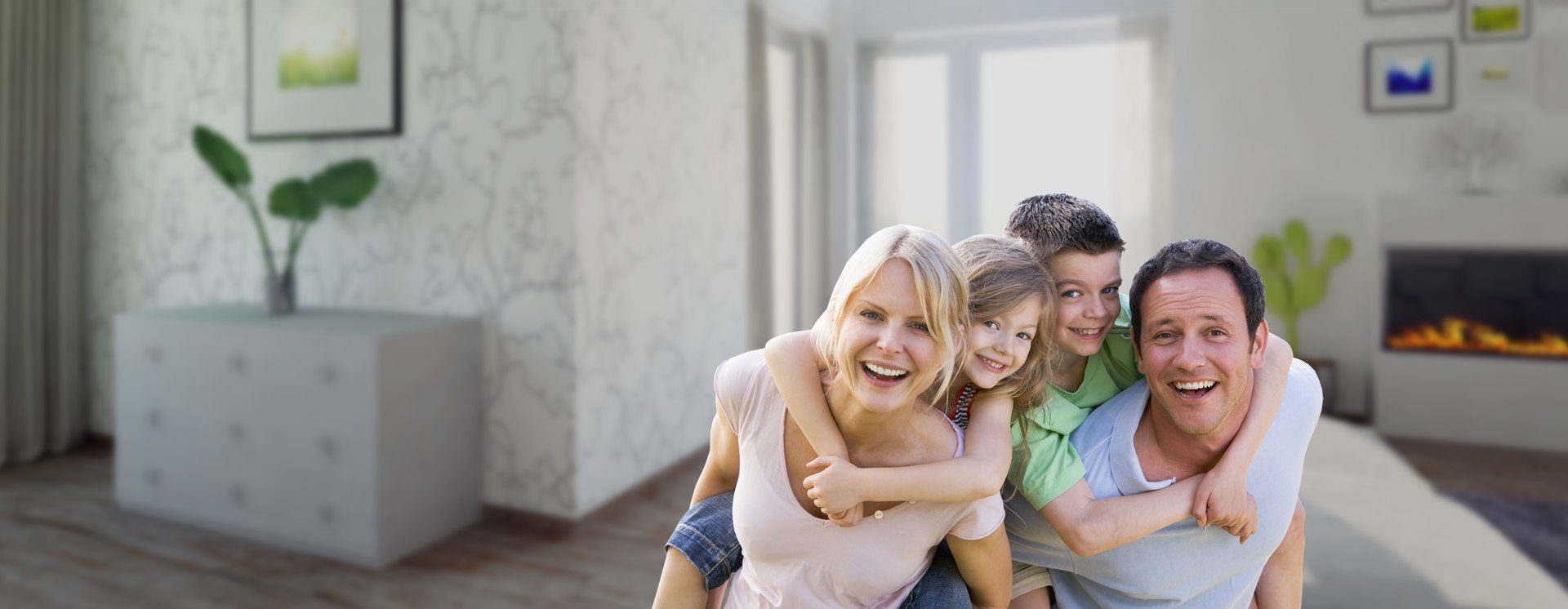 Eine glückliche Familie mit zwei Kindern umarmt sich in einem hellen Wohnzimmer. Familienglück in einem Zuhause der KWG Gröditz.